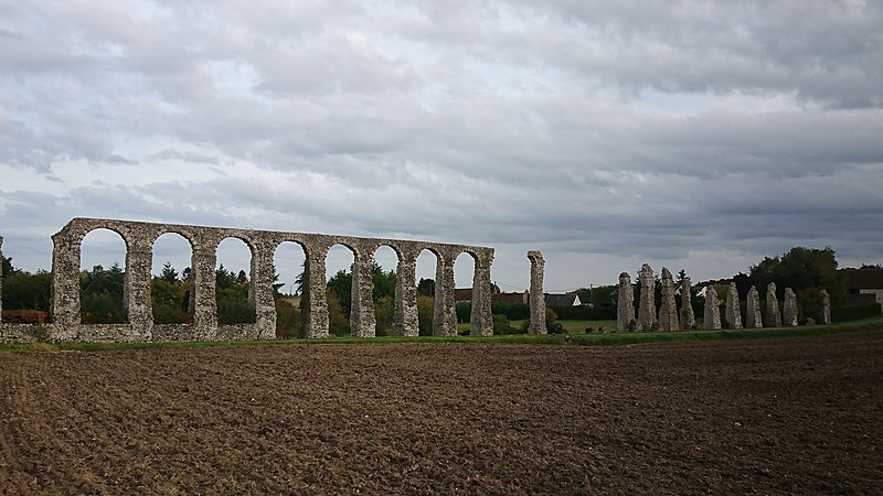 File:L'Aqueduc de Luynes.jpg