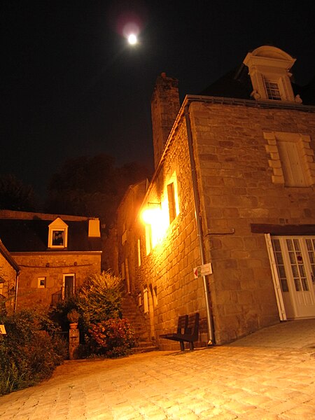 File:La rue du château à Auray.JPG