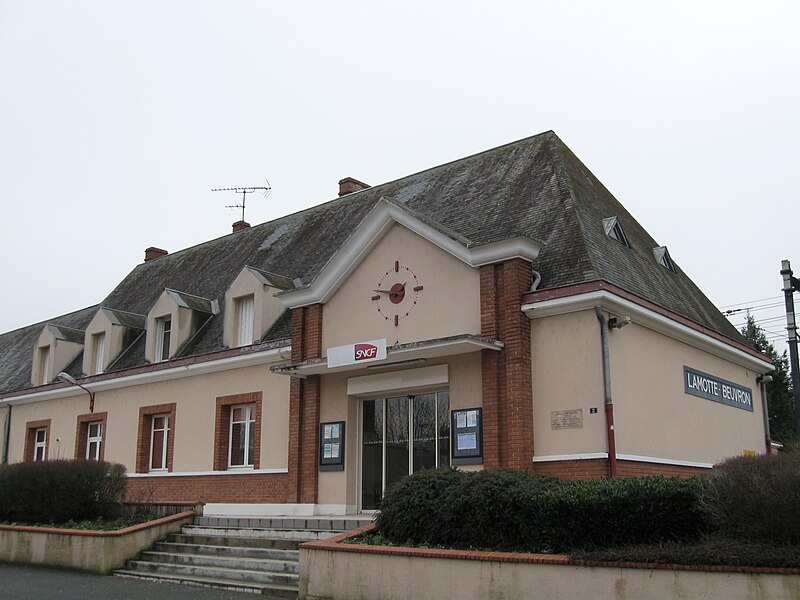 File:Lamotte-Beuvron gare 1.jpg