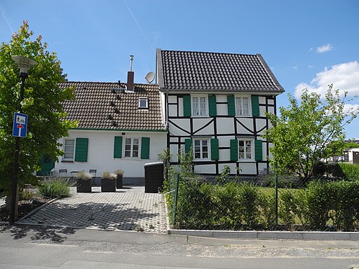 Langenfeld (Rheinland), Oststr. 25, von SO (In der Hofwies)