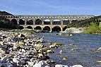 Le Pont du Gard enjambe le gardon. 01.JPG