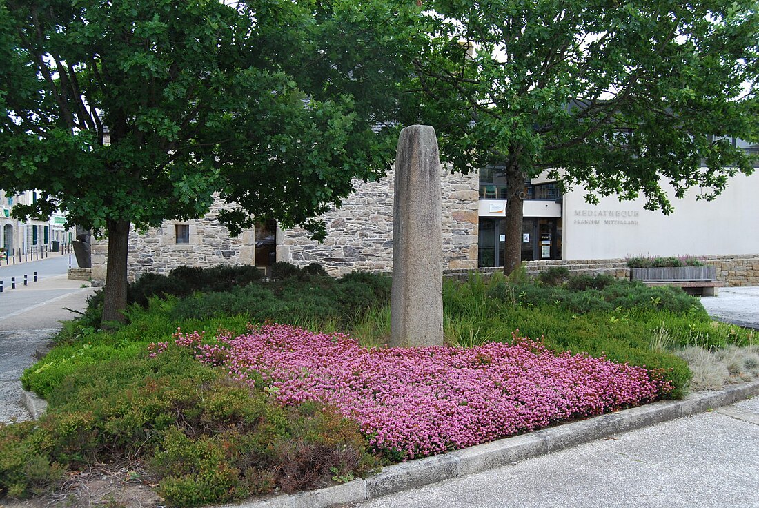 File:Le menhir de Plourin.jpg