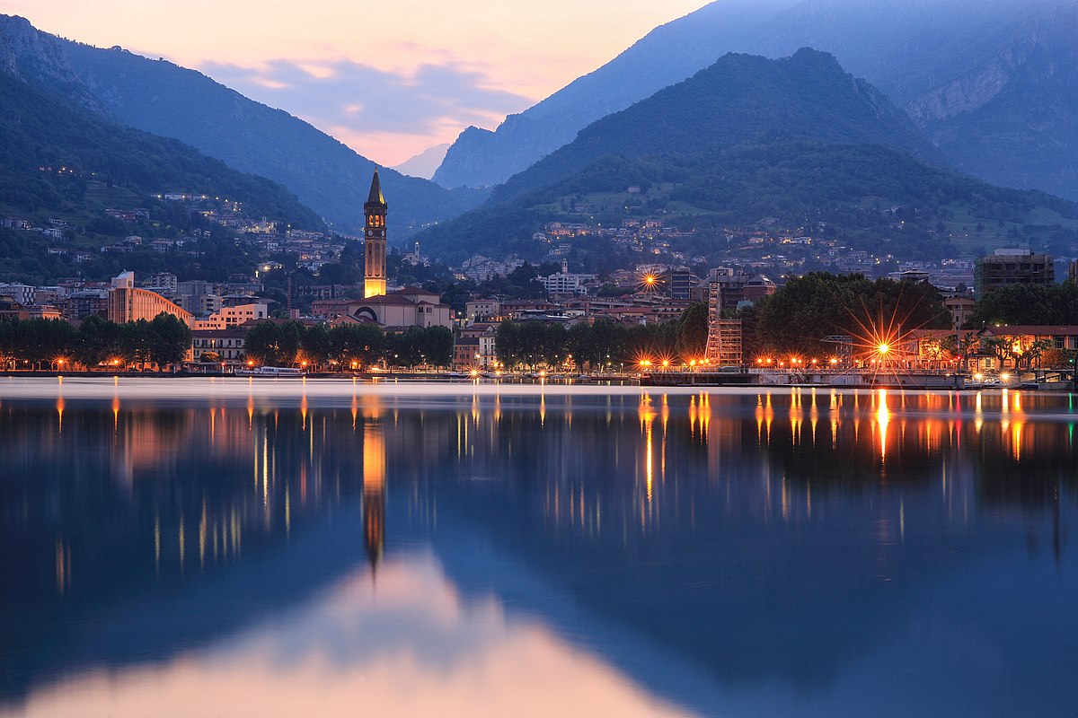 Lecco. Лекко. Италия Lecco монумент героям. Lecco Italy.