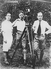 Hou Yao (right), with Li Minwei (left) and photographer Liang Linguang (middle), in the 1920s