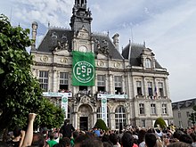La foule réunie devant l'hôtel de ville de Limoges ou l'équipe du Limoges CSP présente le trophée de champion de France de basket-ball 2014.