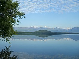 Liqeni i Radoniqit dhe pasqyrimi i Alpeve shqiptare.jpg