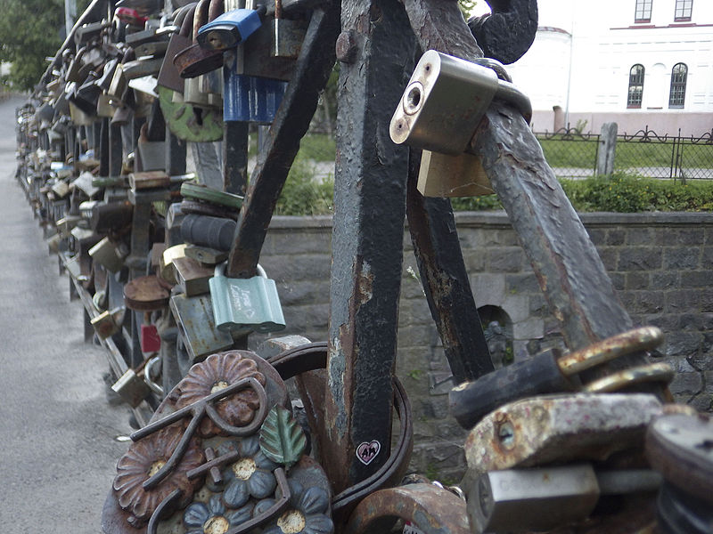 File:Locks on the bridge in Vilnius (17993792773).jpg