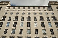 Upper part of the 1933 building. London (48583849612).jpg