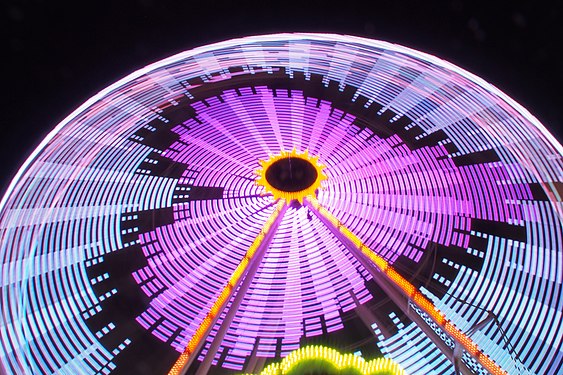 Langzeitbelichtung des Riesenrads auf dem Ulmer Volksfest