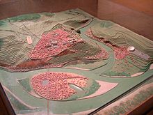 Photographie d'une maquette tridimensionnelle présentant le Lyon antique : la colline de Fourvière (Lugdunum), les premières pentes de la Croix-Rousse (Condate), l'île de Canabae (emplacement de la Presqu'île).
