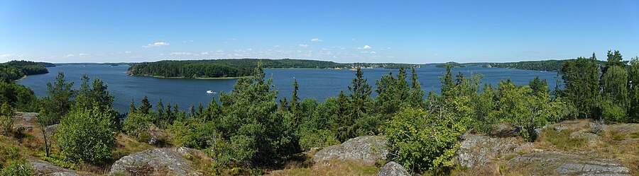 Vy från en av Slagstas höga punkter över Mälaren mot norr. Rödstensfjärden till vänster, Slagsta holme till vänster om mitten och Vårbyfjärden till höger.