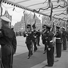 Procession to the inauguration of Queen Juliana in 1948. The sword of state is carried by Lt. Gen. Hendrik Johan Kruls. Maandagochtend (volgnummer 14-39). De koninklijke stoet onder de pergola, op weg, Bestanddeelnr 255-7058.jpg