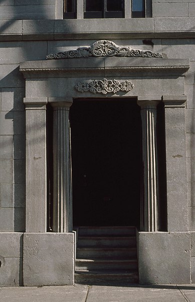 File:Maison Cirice-Têtu, 25, avenue Sainte-Geneviève, Québec portail d'entrée 11-d.na.civile-80-7025.jpg