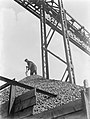 Man met schep op een kolenberg onder de stellage voor het transport in Amsterdam, Bestanddeelnr 189-0705.jpg
