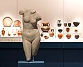 Miniatuur voor Bestand:Marble statue of Aphrodite Anadyomene at the Archaeological Museum of Paphos-DSC09931-b.jpg