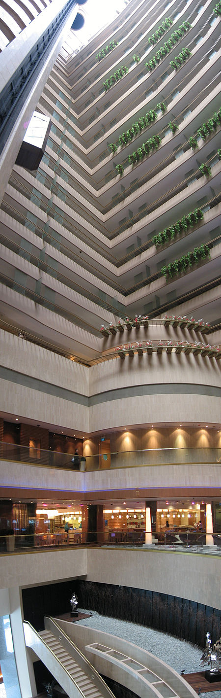 Interior atrium. Marina Mandarin Singapore, panorama, Aug 06.jpg