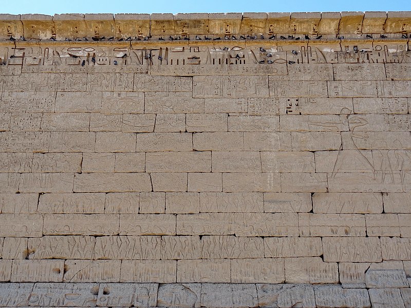 File:Medinet Habu Ramses III. Tempel Nordostwand 58.jpg