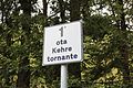 Dreisprachiges Straßenschild im ladinischsprachigen Gebiet in Südtirol