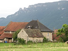 Hameau de la commune de Loisieux (Savoie), avec le mont du Chat en arrière-plan.