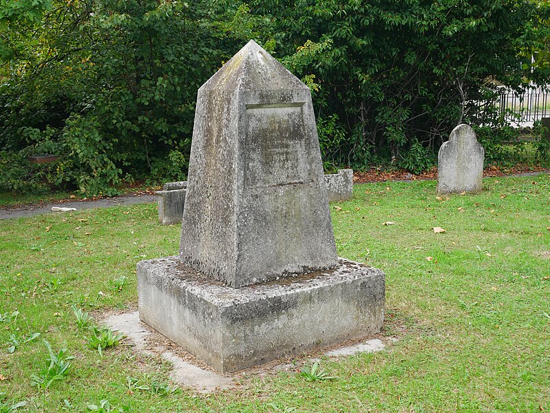 File:Monument at the Far West of the Churchyard around the Church of St John the Baptist, Erith (01).jpg