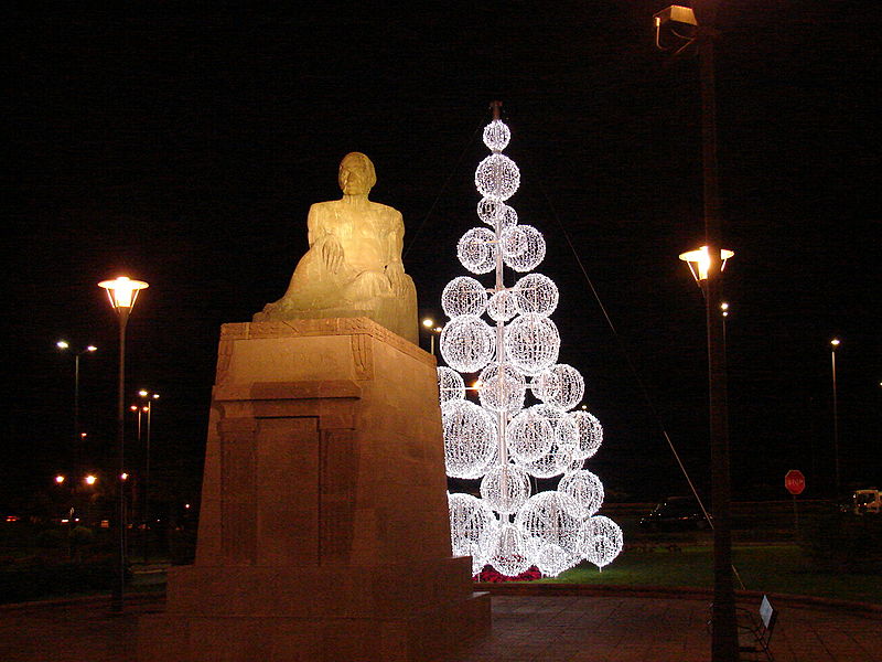 File:Monumento a Benito Pérez Galdós y arbol de navidad.jpg