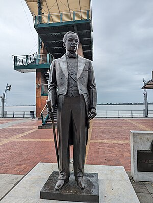 Monumento de Juan de Dios Martínez.JPG