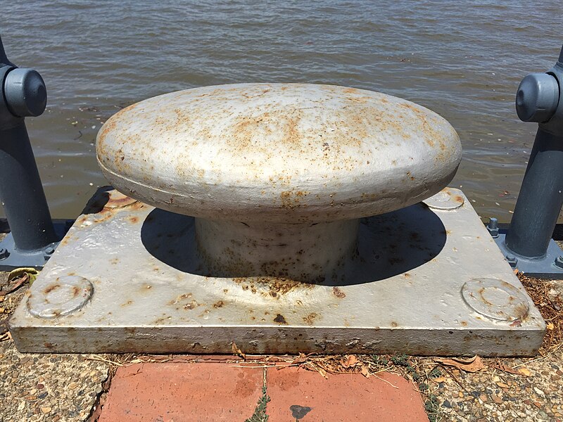 File:Mooring bollards along Brisbane River 03.JPG