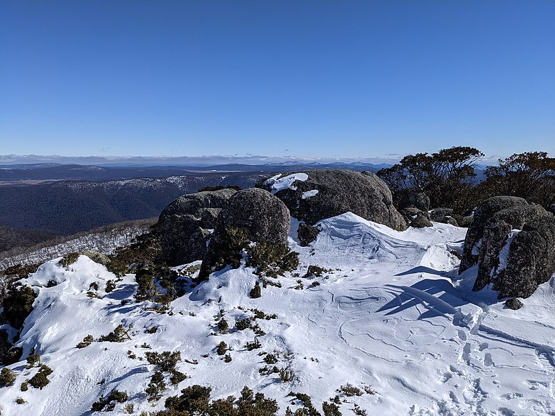 File:Mount Gingera looking west from summit.jpg