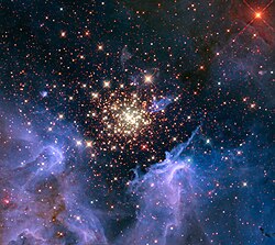 HST가 찍은 NGC 3603. 셰어 25는 성단 중심부로부터 1시 방향으로 가장 밝은 별로 사진에서는 성운 둘 사이에 있으며 희미한 고리 모양 구조가 별 주위에 둘려 있다.