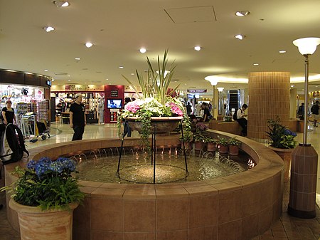 Narita International Airport T1 Airport Mall fountain 2013.jpg