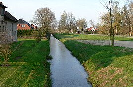 Siedlungsgrundstücke hinter Graben an der kilometerlangen, schnurgeraden Dorfstraße