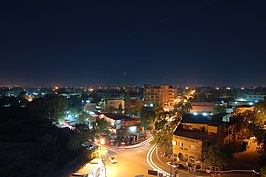 Niamey, de hoofdstad van Niger, tijdens de nacht