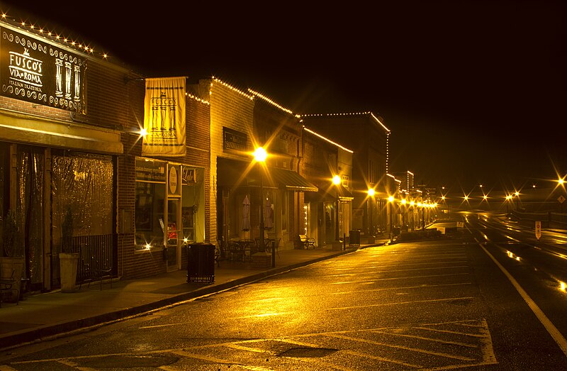 File:Nighttime at Downtown Acworth.jpg