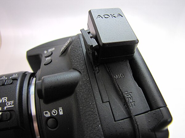 English: Nikon D5500 with bluetooth GPS receiver Aokatec AK-N7000