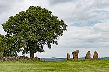 Nine Stones Close, Дербишир, показывая четыре оставшихся камня. Jpg