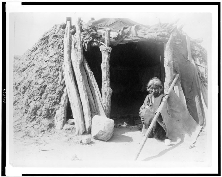 File:Old Navajo Indian seated in doorway of hogan LCCN93505931.tif