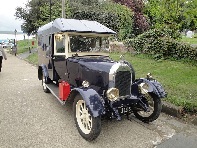 File:Old car at Newport Quay.JPG
