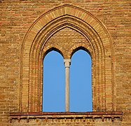 Una bífora gótica a cielo aperto, iglesia de San Francisco, Lodi (Italia)