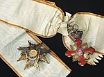 Insignie třídy velkokříže, odznak otočen zadní stranou nahoru
