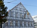 Ostfassade und Wirtshausschild des ehemaligen Gasthofs Ritter