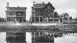 Links een bankgebouw van Van Loghem in Hoofddorp, 1917