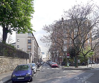 La rue vue de la rue de l'Estrapade au niveau de la place Emmanuel-Levinas.