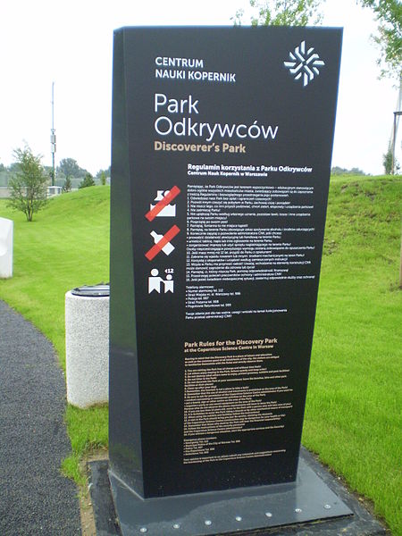 File:Park Odkrywców wejście tablica informacyjna prawa.jpg