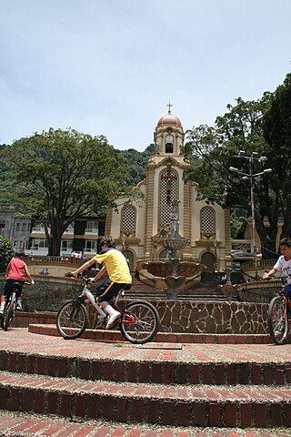 Parque e Iglesia de Fredonia.jpg