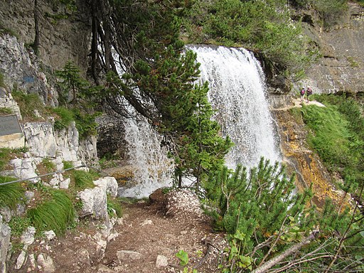 Passaggio dietro cascata in Val di Fanes