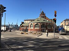 Pedestrian crossing island of former slip lane (41588099664).jpg