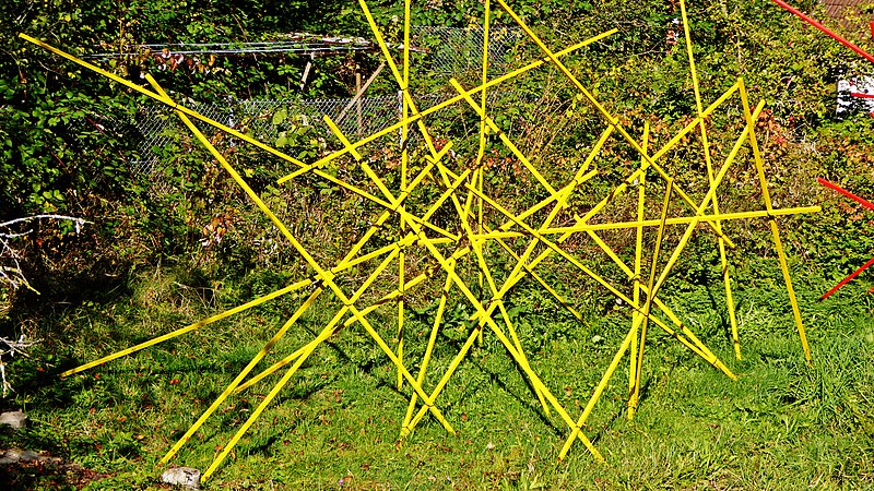 File:Pedro Meier Skulptur »Mikado in GELB«, in Ausstellung Franz Eggenschwiler Stiftung »Work in Progress« 2017. Skulpturengarten. Foto © Pedro Meier Multimedia Artist.jpg