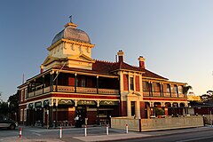 Peninsula Hotel Maylands svítá. JPG