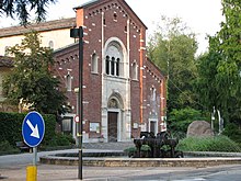 Chiesa dei padri Francescani con fontana Saliente, sullo sfondo a destra si può notare il monumento ai caduti