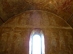 Mur du chevet, Arcature: Vierge à l'enfant entourée de 3 rois mages et de St Michel (avec glaive et balance), Registre inférieur: Scènes de crucifixion et de flagellation